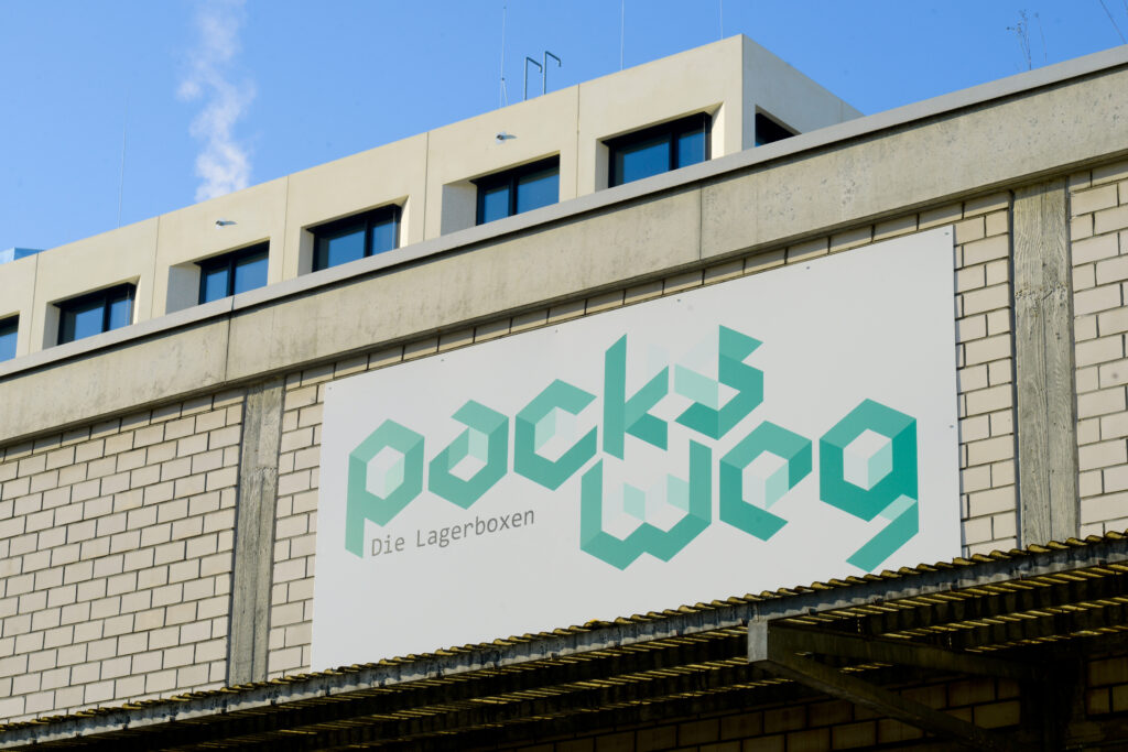 Packsweg Lagerboxen und Self Storage Standort in Stuttgart mit Firmenlogo an der Gebäudefassade