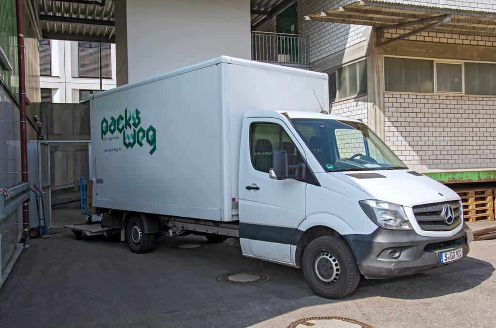 Umzugsfahrzeug von Packsweg für Transport und Einlagerung von Möbeln und Hausrat