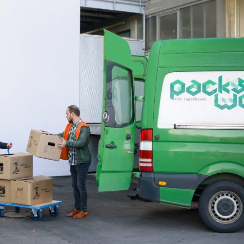 Be- und Entladen von Umzugskartons am Packsweg Self Storage Standort in Stuttgart